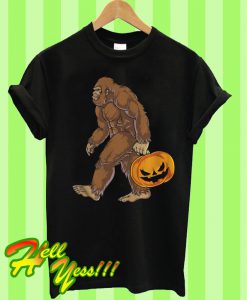 Bigfoot sasquatch carrying scary pumpkin T Shirt
