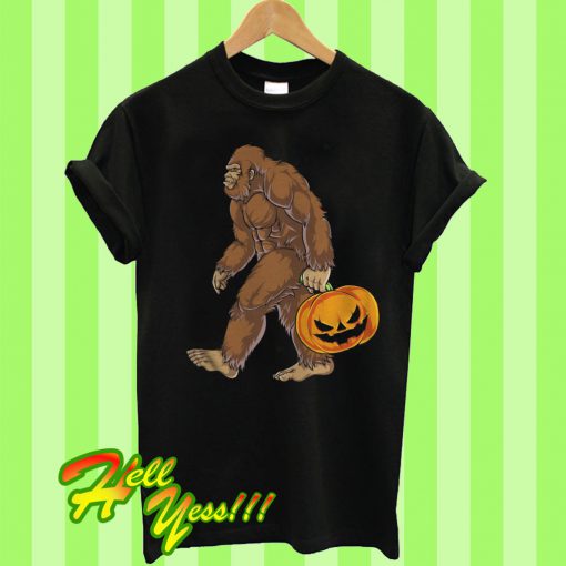 Bigfoot sasquatch carrying scary pumpkin T Shirt